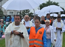 Księża zanoszą Komunię św. pielgrzymom