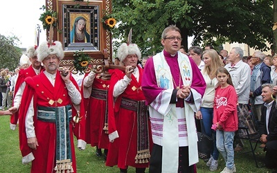 Pielgrzymi dziękowali  za wstawiennictwem Maryi za łaskę plonów.