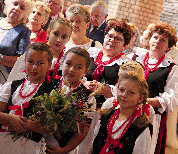 Odpust w kolegiacie to również okazja do prezentacji folkloru ziemi głogowskiej.