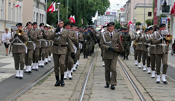 Kompania honorowa i orkiestra wojskowa przemaszerowały ulicami Gorzowa z katedry na Plac Grunwaldzki.