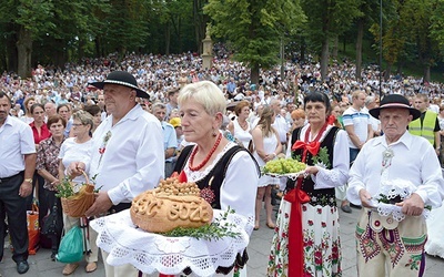 ▲	W święcie brali udział również mieszkańcy Mszany Dolnej. Dary w procesji nieśli ubrani w stroje regionalne.