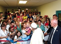 ▲	Papież witał się serdecznie ze wszystkimi.