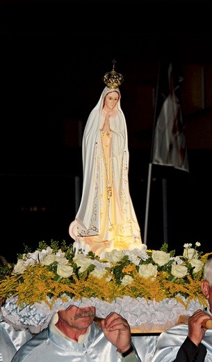 Poza figurą podarowaną parafii przez proboszcza jest tu także druga figura, którą wierni noszą w procesji.