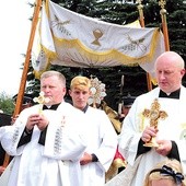 W procesji obok siebie „szli” św. Jan XXIII i św. Maksymilian.
