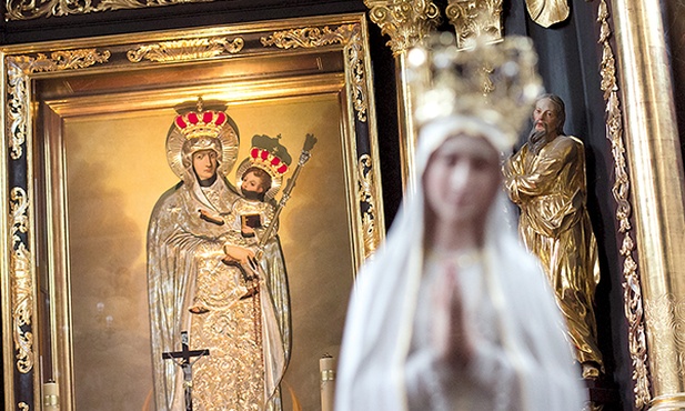 Szata Matki Bożej została skradziona 4 lata temu, ale pielgrzymi i dobrodzieje ufundowali Maryi nową suknię.