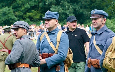 ►	 Mózgiem tego wydarzenia był historyk Przemysław Bednarczyk (drugi od prawej).