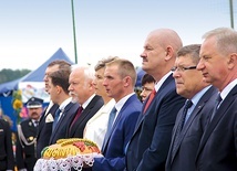 ▲	Podczas dożynkowych uroczystości (od prawej): Marian Niemirski, Zbigniew Kuźmiuk, poseł do europarlamentu, Krzysztof Urbańczyk, starostowie dożynek i Dariusz Bąk, poseł na Sejm RP.