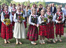 W modlitwie uczestniczyły dzieci  w góralskich strojach.