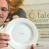 Bogusław Gałka prezentuje talerz, który rozpoczął dzieło „gotowania z miłosierdziem w tle”.