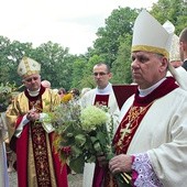 Ojciec Piotr Chojnacki (z lewej) i bp Jan Kopiec (z prawej) na dziedzińcu starego opactwa.