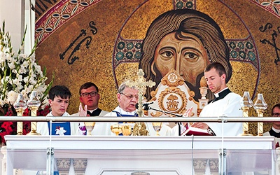 Biskup Jan Kopiec przewodniczył Eucharystii u celu pielgrzymki. W homilii przypomniał historyczne powiązania Gliwic z Jasną Górą.