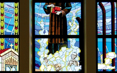 Witraż św. Teresy Benedykty od Krzyża (Edyty Stein) w kościele pod jej wezwaniem w Lublińcu-Steblowie (Ireneusz Franusik, 2001 r.).