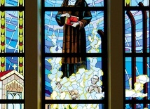 Witraż św. Teresy Benedykty od Krzyża (Edyty Stein) w kościele pod jej wezwaniem w Lublińcu-Steblowie (Ireneusz Franusik, 2001 r.).