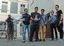 Zaproszony gość zapoznał uczestników ze specyfiką działania drona, czyli tzw. „latającej kamery”.
