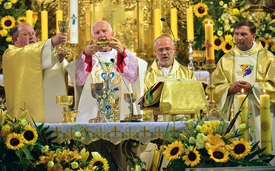 Mszy św. przewodniczył bp Ignacy Dec, w koncelebrze byli m.in. (od lewej) ks. Julian Rafałko, o. Robert Mól SJ, ks. Jan Tracz.