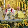 Mszy św. przewodniczył bp Ignacy Dec, w koncelebrze byli m.in. (od lewej) ks. Julian Rafałko, o. Robert Mól SJ, ks. Jan Tracz.