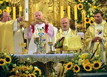 Mszy św. przewodniczył bp Ignacy Dec, w koncelebrze byli m.in. (od lewej) ks. Julian Rafałko, o. Robert Mól SJ, ks. Jan Tracz.