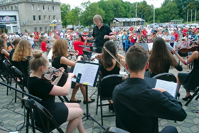 ▲	Orkiestra podczas występu w Stalowej Woli. 