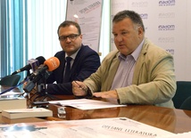 O festiwalu i nagrodzie literackiej opowiadają Radosław Witkowski (z lewej) i Tomasz Tyczyński