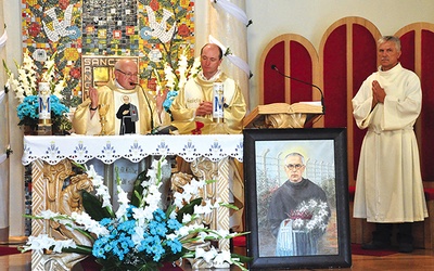 Uroczystą Mszę św. koncelebrowali o. Andrzej Sułek OFMConv. z Niepokalanowa (z lewej) oraz proboszcz ks. Andrzej Walczak.