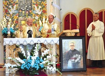 Uroczystą Mszę św. koncelebrowali o. Andrzej Sułek OFMConv. z Niepokalanowa (z lewej) oraz proboszcz ks. Andrzej Walczak.