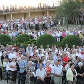 Tysiące pielgrzymów przybywa w czasie odpustu ku czci Matki Bożej Pocieszenia na pasierbieckie wzgórze