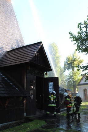 Pożar kościoła w Jawiszowicach - ćwiczenia strażaków