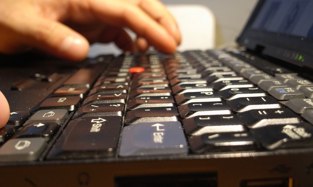 Blokada stron internetowych za negowanie Holokaustu