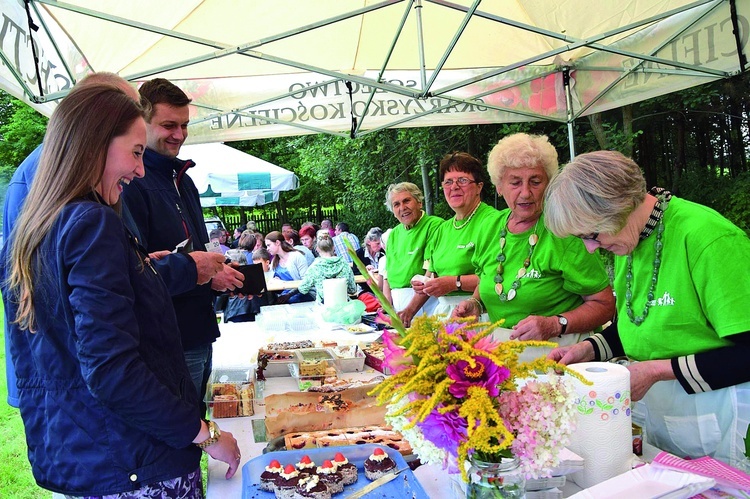 Duże wzięcie miały ciasta przygotowane przez miejscowe mistrzynie kuchni.