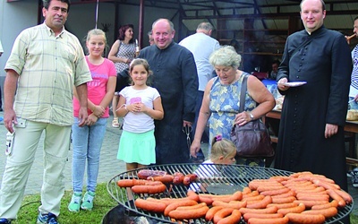 Ks. Mirosław Kszczot  i ks. Konrad Wójcik (z prawej) podczas rodzinnego festynu.