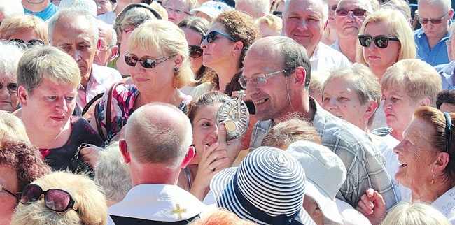 Po Mszy św. odbyła się adoracja relikwii św. Stanisława Papczyńskiego.