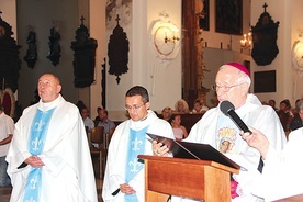 Na zakończenie Mszy św., klęcząc, biskup łowicki odmówił akt zawierzenia.