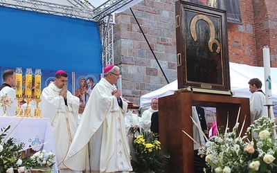 Ikona MB Częstochowskiej do diecezji łowickiej przybywa z diecezji płockiej.