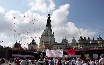 Pątnicy wypuścili czerwone balony.