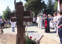 To miejsce pamięci powstało dzięki inicjatywie i wsparciu grona osób związanych z Akcją Katolicką.