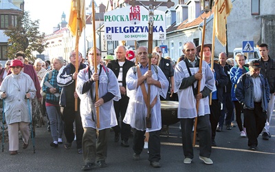 Co roku 6 września rano budzą Płock odgłosy bębna i śpiew pielgrzymów.