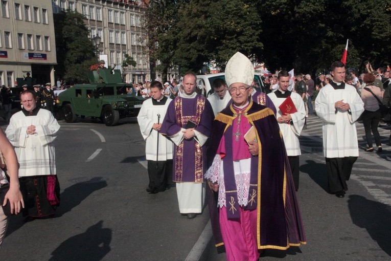 Przemarsz i uroczystości na cmentarzu