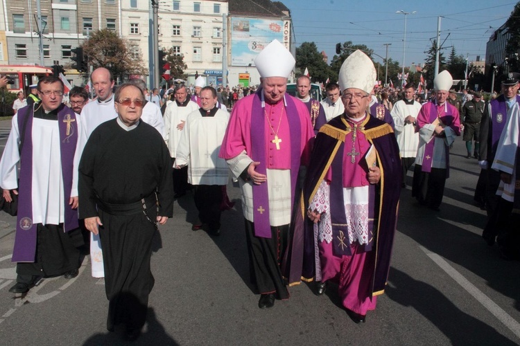 Przemarsz i uroczystości na cmentarzu