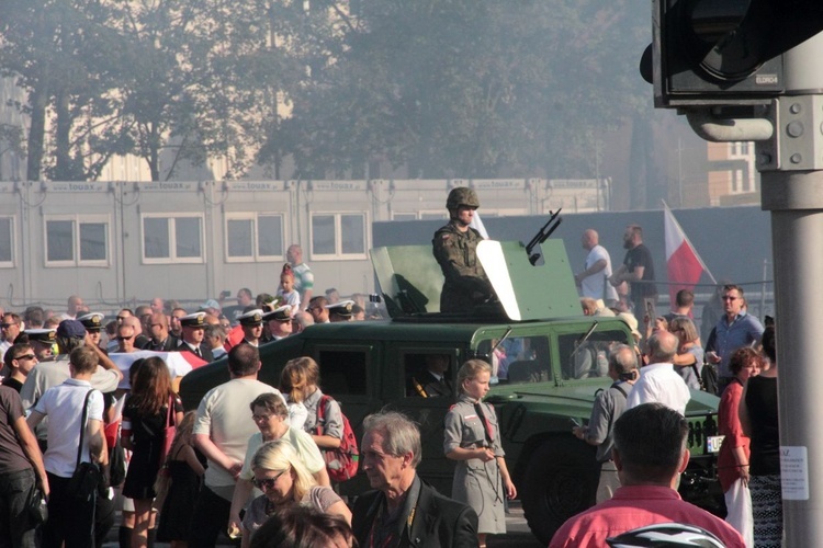 Przemarsz i uroczystości na cmentarzu