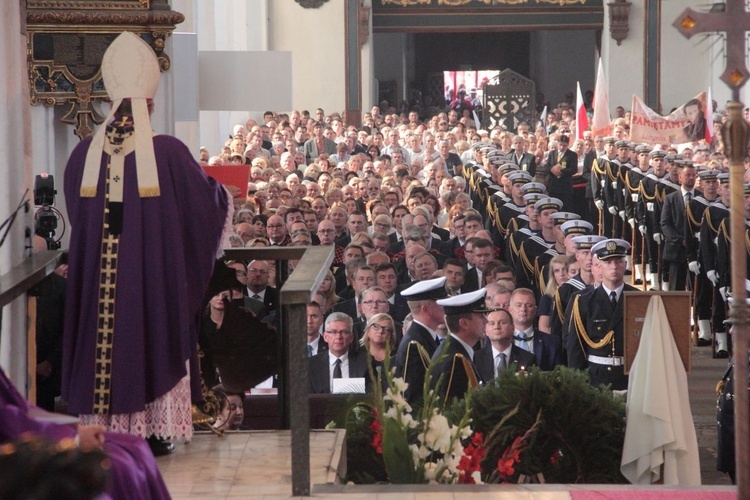 Przemarsz i uroczystości na cmentarzu