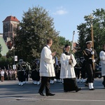 Przemarsz i uroczystości na cmentarzu