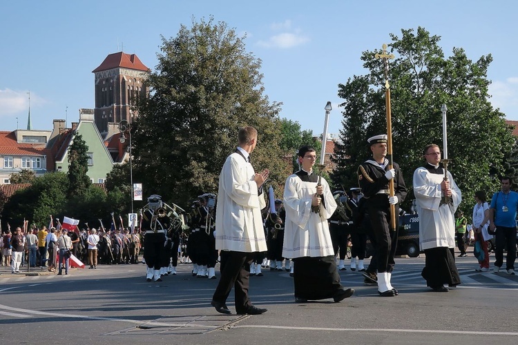 Przemarsz i uroczystości na cmentarzu