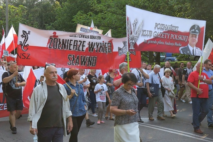 Przemarsz i uroczystości na cmentarzu