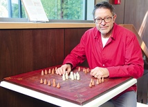 Krzysztof Godon nad planszą do hnefatafl, czyli wikińskich szachów