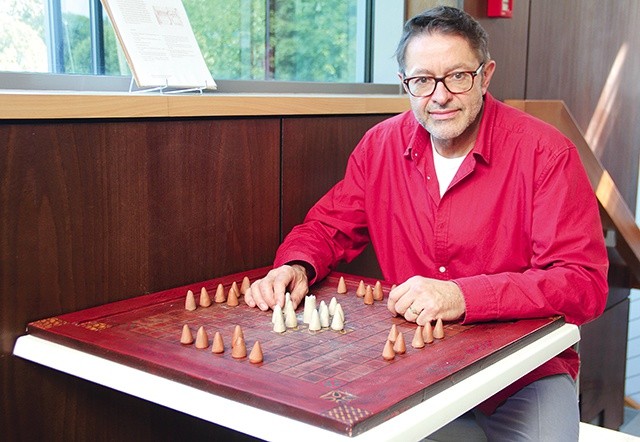 Krzysztof Godon nad planszą do hnefatafl, czyli wikińskich szachów