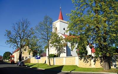 Kościół parafialny otoczony nowym  ogrodzeniem. 