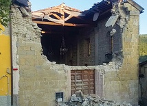 Zniszczony kościół św. Franciszka, którego dzwonnica przygniotła 4-osobową rodzinę