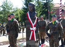 To leśnicy z Miłomłyna udzielili schronienia „Ince” tuż po wojnie; to także leśnicy byli inicjatorami postawienia pomnika tej młodej bohaterce.