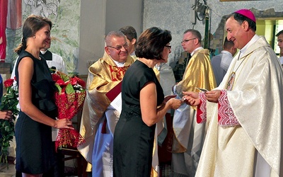 ▲	Przedstawiciele parafii wraz z ks. proboszczem witają bp. Andrzeja Jeża.