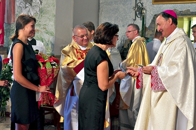 ▲	Przedstawiciele parafii wraz z ks. proboszczem witają bp. Andrzeja Jeża.